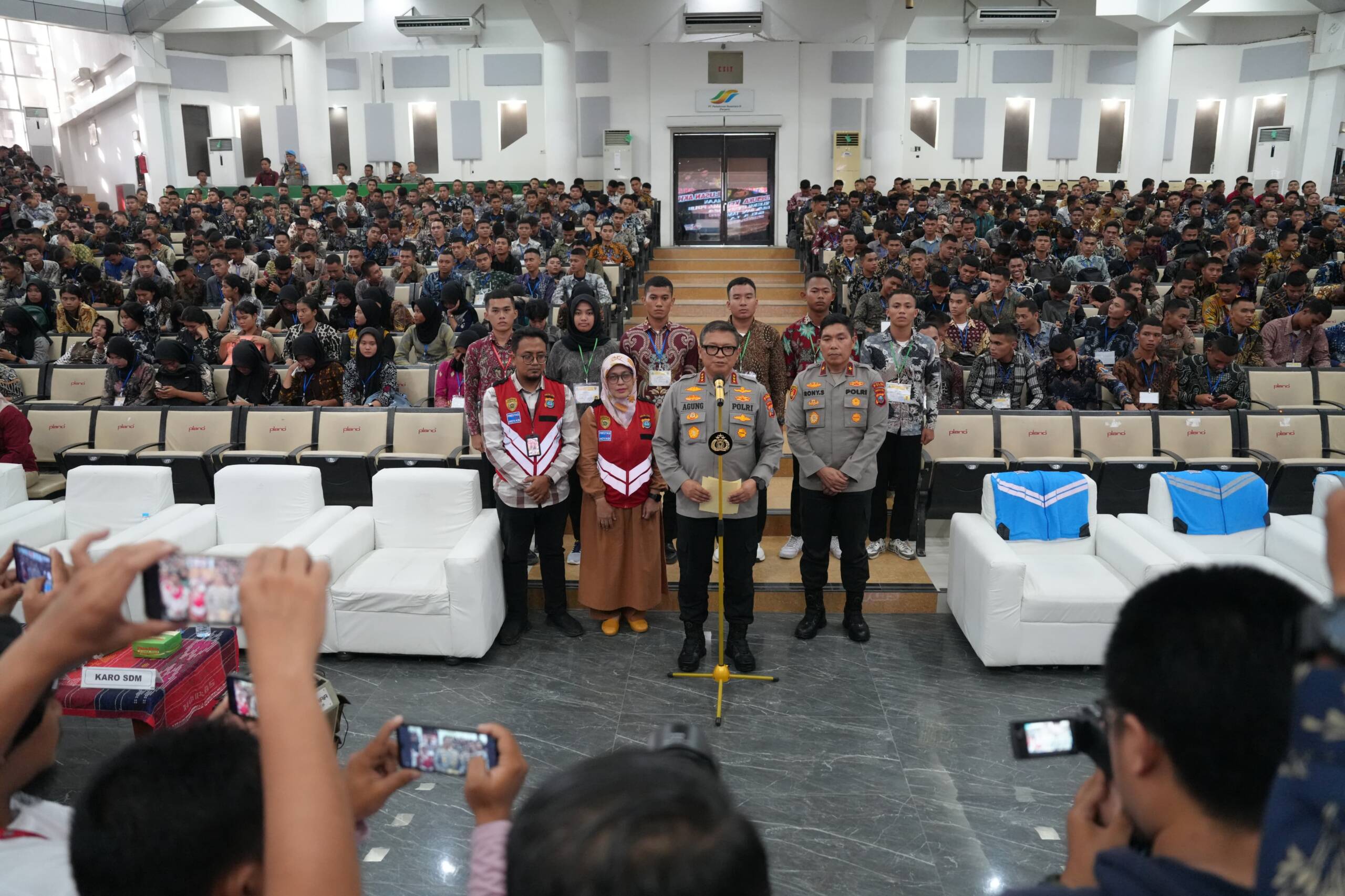 Kondisi Kantor Desa Sei Kari, Kec. Kotarih dalam kondisi tutup dihari kerja dan jam kerja (Foto Budi/HD)