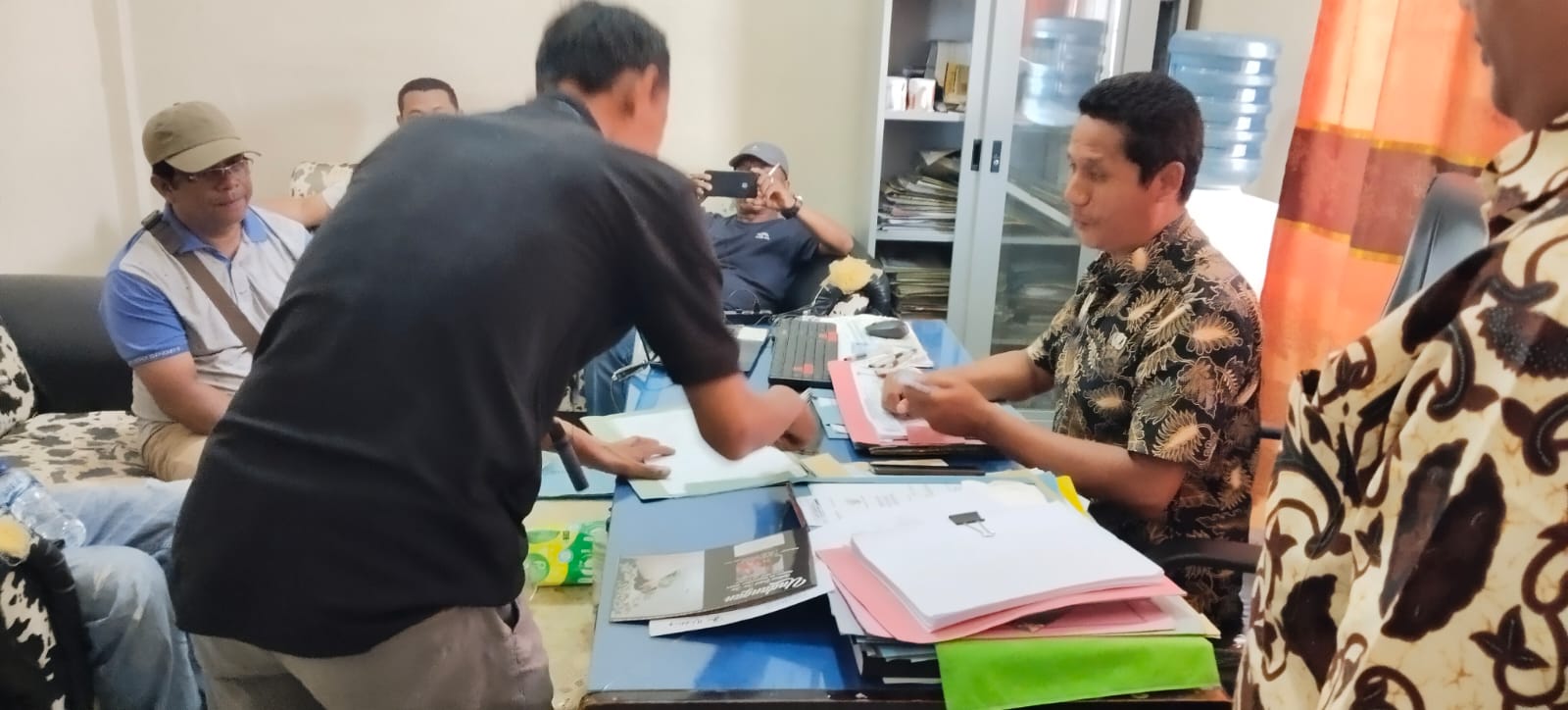 Tak Keluarkan KTP Warga, Massa Akan  Laporkan Kadisduk Capil Labura Kemendagri